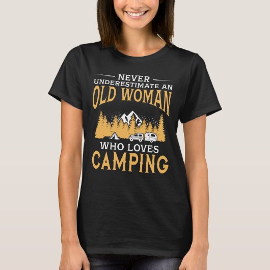 おもしろいキャンプすることを愛する老女 Tシャツ (正面)