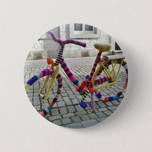 おもしろいキャンプバイクニットレインボーカラー 缶バッジ (正面)