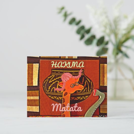 おもしろいキリンと文字クールハクナマタタデザイン ポストカード (スタンド正面)