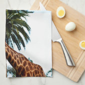 おもしろいキリン与えはラズベリーだ キッチンタオル (四つ折り)