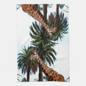 おもしろいキリン与えはラズベリーだ キッチンタオル (縦)