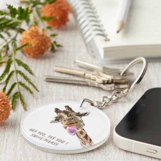 おもしろいキリン舌アウトとウイよくはしゃぐク – スマイル キーホルダー (正面右)