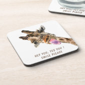 おもしろいキリン舌アウトとウイよくはしゃぐク – スマイル コースター (左側)