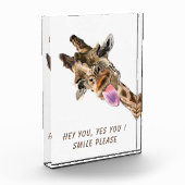 おもしろいキリン舌アウトとウイよくはしゃぐク – スマイル フォトブロック (左)