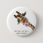 おもしろいキリン舌アウトよくはしゃぐボタンスマイル 缶バッジ (正面)