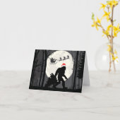 おもしろいクリスマスのビッグフットとサンタ カード (黄色い花)