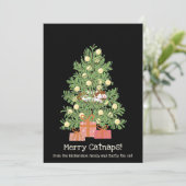 おもしろいクリスマスの猫の昼寝！ 黒いクリスマスツリーの上の猫 シーズンカード (スタンド正面)