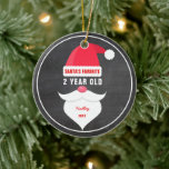 おもしろいクリスマスサンタお気に入りのさんの2歳の写真 セラミックオーナメント<br><div class="desc">サンタさんの2歳お気に入りのが誰か（または任意の年齢）を伝える。オーナメントにはサンタクロース帽、口ひげ、ひげ、読文字が備わっている"サンタのお気に入りの" 2歳が満たすことができる空白の。... .3歳、ベビー、兄、妹、母、ボス、叔父、パパ、叔母、友人、エンジニア、犬の恋人など。カスタマイズ文字名とお気に入りの日付。黒い黒板の背景は素朴なヴィンテージtouchを加える。Backsideはあなたのカスタム写真を特徴とする。おもしろい、フェスティバルすごい、特別な記念の年を覚える。</div>