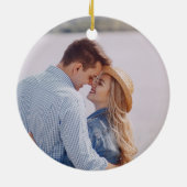 おもしろいクリスマスサンタの新お気に入りのしいカップル写真 セラミックオーナメント (裏面)
