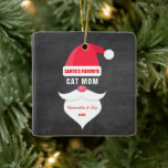 おもしろいクリスマスサンタの猫のマお気に入りのマ写真 セラミックオーナメント<br><div class="desc">サンタの猫のお母さんってお気に入りの誰だって言え。オーナメントはサンタクロース帽、口ひげ、ひげ、文字を備え読、「サンタの」キャットママはお気に入りの、誰でもこれを変更することができる。... ..catパパ，兄，妹，母，ボス，叔父，パパ，叔母，友人，技術者など。カスタマイズ文字名とお気に入りの日付。黒い黒板の背景は素朴なヴィンテージtouchを加える。Backsideはあなたのカスタム写真を特徴とする。おもしろい、フェスティバル、特別なすごいメモリを残す。</div>