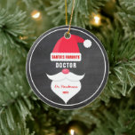 おもしろいクリスマスサンタズお気に入りのドクターカスタム セラミックオーナメント<br><div class="desc">サンタの先生が誰だかお気に入りのみんなに話せ。オーナメントはサンタクロース帽、口ひげ、ひげ、文字を備え読ている"サンタズのドクお気に入りのターが、これを誰にでも変更することができる。... ... ボス、兄、妹、母、伯父、パパ、叔母、友人、エンジニア、犬の恋人などカスタマイズ文字名とお気に入りの日付。黒い黒板の背景は素朴なヴィンテージtouchを加える。おもしろい、フェスティバル、特別なメモリを残す。</div>