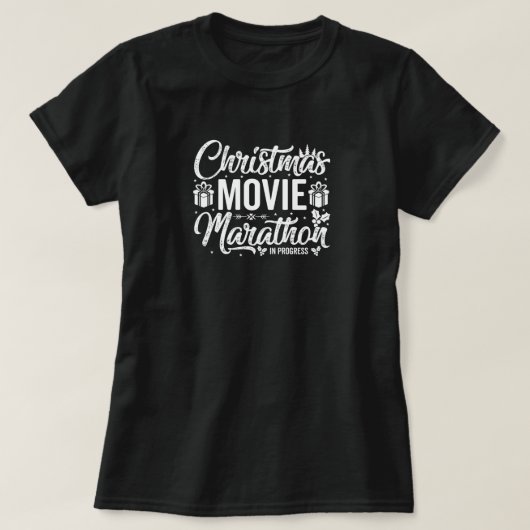 おもしろいクリスマス映画マラソンが進行中 Tシャツ (デザイン正面)