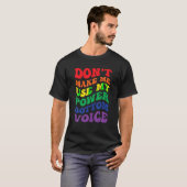 おもしろいゲイプライドレインボー旗が私のパワーを使うボトムV Tシャツ (正面フル)