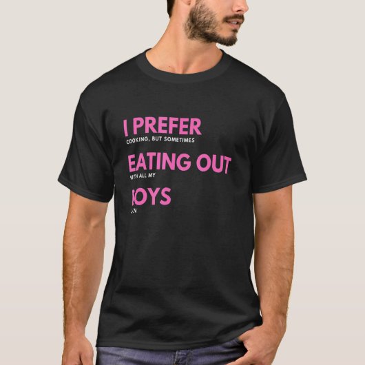 おもしろいゲイLGBTQ – 男楽しむの食べ子と出て行く Tシャツ (正面)