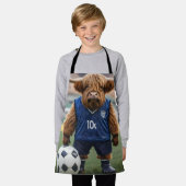 おもしろいサッカーの服を着た高地の牛 エプロン (着用した状態)