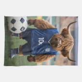 おもしろいサッカーの服を着た高地の牛 キッチンタオル (横)