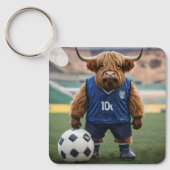 おもしろいサッカーの服を着た高地の牛 キーホルダー (正面)