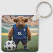 おもしろいサッカーの服を着た高地の牛 キーホルダー (裏面)