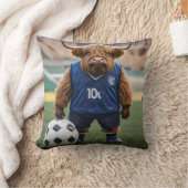 おもしろいサッカーの服を着た高地の牛 クッション (ブランケット)
