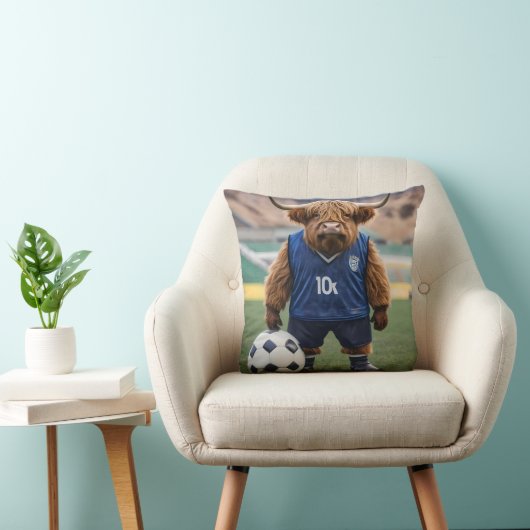 おもしろいサッカーの服を着た高地の牛 クッション (椅子)