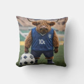 おもしろいサッカーの服を着た高地の牛 クッション (正面)