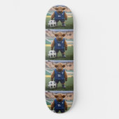 おもしろいサッカーの服を着た高地の牛 スケートボード (正面)