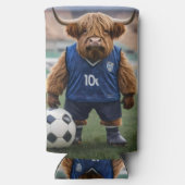 おもしろいサッカーの服を着た高地の牛 スリム缶クーラー (裏面)