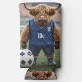 おもしろいサッカーの服を着た高地の牛 スリム缶クーラー (正面)