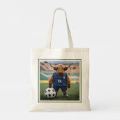 おもしろいサッカーの服を着た高地の牛 トートバッグ (裏面)