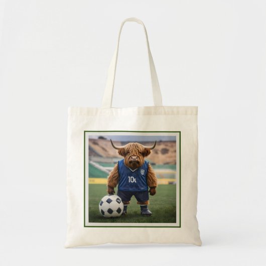 おもしろいサッカーの服を着た高地の牛 トートバッグ (正面)
