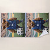 おもしろいサッカーの服を着た高地の牛 ビーチタオル (正面)