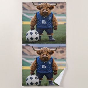 おもしろいサッカーの服を着た高地の牛 ビーチタオル