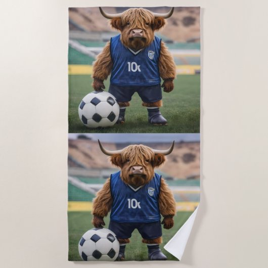 おもしろいサッカーの服を着た高地の牛 ビーチタオル (正面)