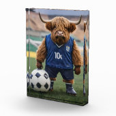 おもしろいサッカーの服を着た高地の牛 フォトブロック (右)