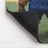 おもしろいサッカーの服を着た高地の牛 マウスパッド (コーナー)