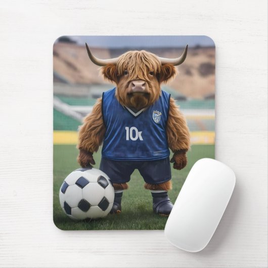 おもしろいサッカーの服を着た高地の牛 マウスパッド (マウス)