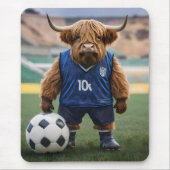 おもしろいサッカーの服を着た高地の牛 マウスパッド (正面)