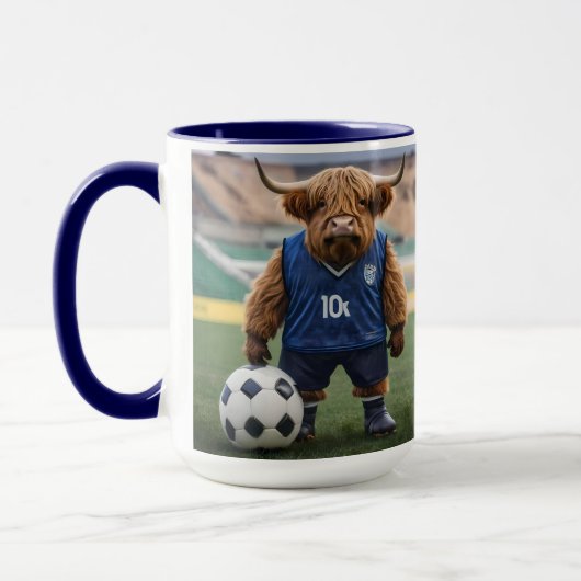 おもしろいサッカーの服を着た高地の牛 マグカップ (左)