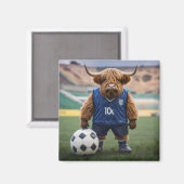 おもしろいサッカーの服を着た高地の牛 マグネット (正面/裏面)