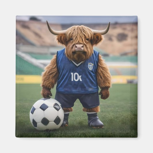 おもしろいサッカーの服を着た高地の牛 マグネット (正面)