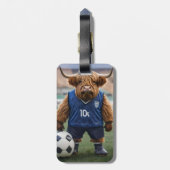 おもしろいサッカーの服を着た高地の牛 ラゲッジタグ (裏面縦)