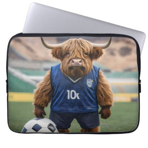 おもしろいサッカーの服を着た高地の牛 ラップトップスリーブ