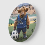 おもしろいサッカーの服を着た高地の牛 ラージ壁時計 (傾斜)