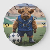 おもしろいサッカーの服を着た高地の牛 ラージ壁時計 (正面)