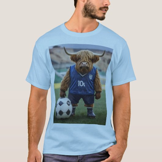 おもしろいサッカーの服を着た高地の牛 Tシャツ (正面)