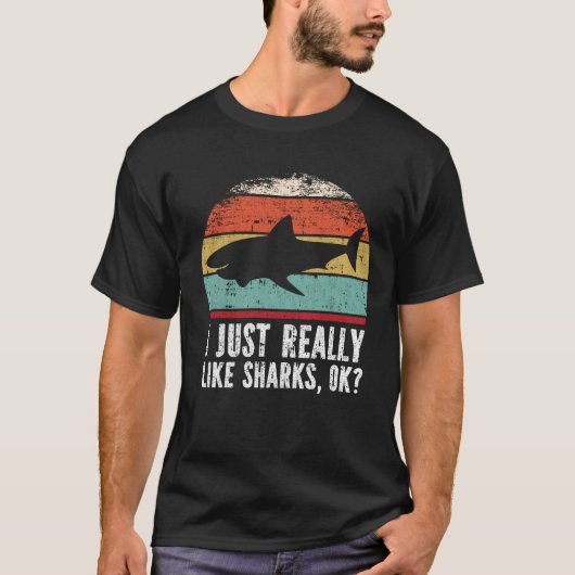 おもしろいサメが好き？ Tシャツ (正面)