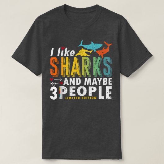 おもしろいサメことわざ好きだし、3匹くらいかな Tシャツ (デザイン正面)
