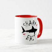 おもしろいサメ餌付きサーファー警告ズ マグカップ (正面右)