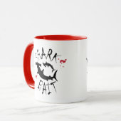 おもしろいサメ餌付きサーファー警告ズ マグカップ (正面左)