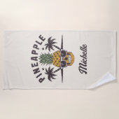 おもしろいサングラスをかけたパイナップル　パーソナライズド ビーチタオル (正面)